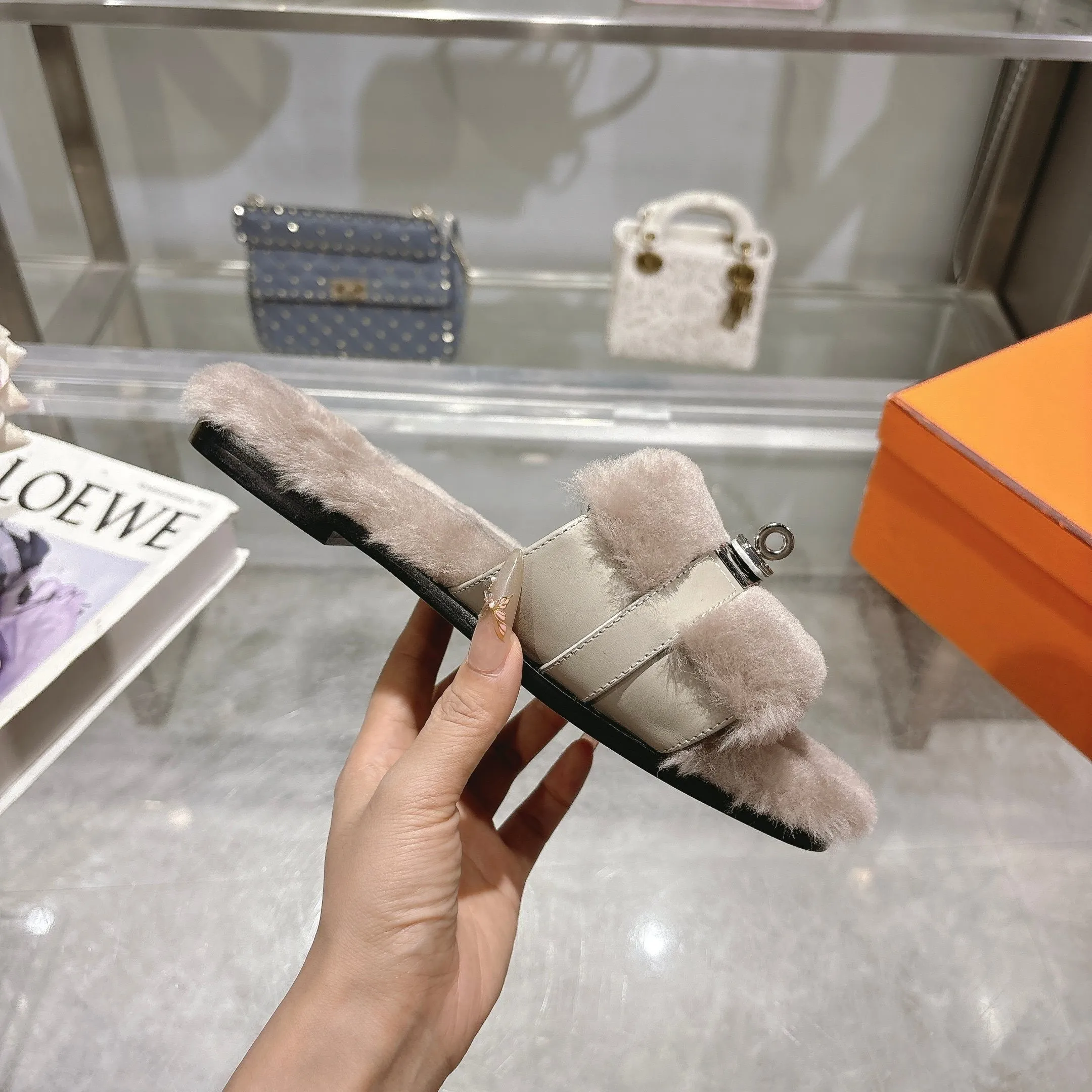 👟👟Ex-factory price 500👟👟 Purchasing agent level Hermes Hermès second uncle hair slippers are in stock all year round. 2025 new and new colors official website, Xiaohongshu synchronizes the latest color matching Hermès hot models are hot online, upgraded workmanship, high quality! Fashionable small wool H-trailers, autumn and winter style flat-soled wool mop, can be customized without standard, non-refundable and non-exchangeable. Fabric: Imported lamb's roll real wool. Lining: Imported lamb's roll real wool. Outsole: Genuine leather outsole. Size: 35-43, [Note: 41, 42, 43 customized]